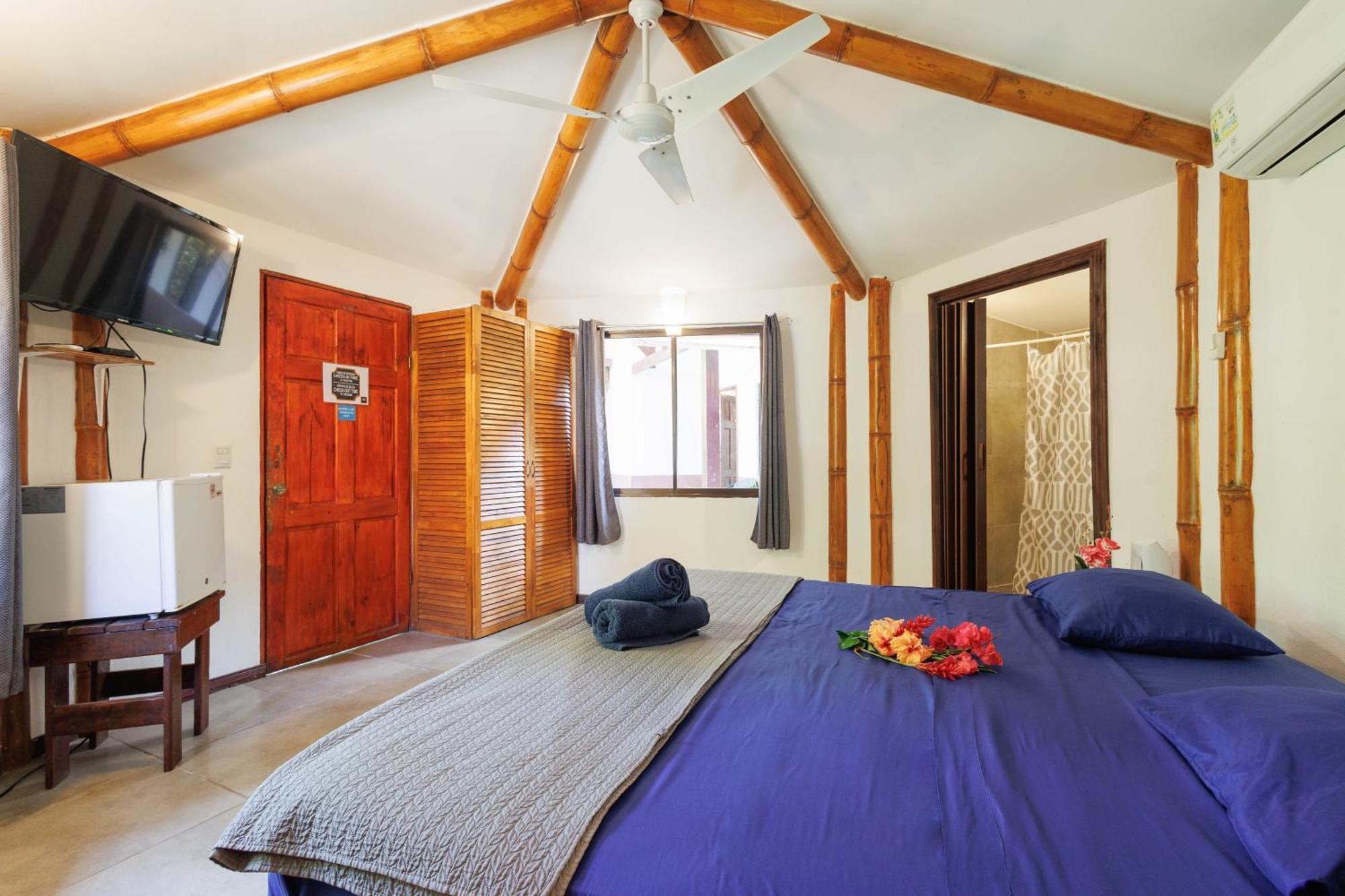 Bambutel Cocles Hotel Puerto Viejo de Talamanca Buitenkant foto
