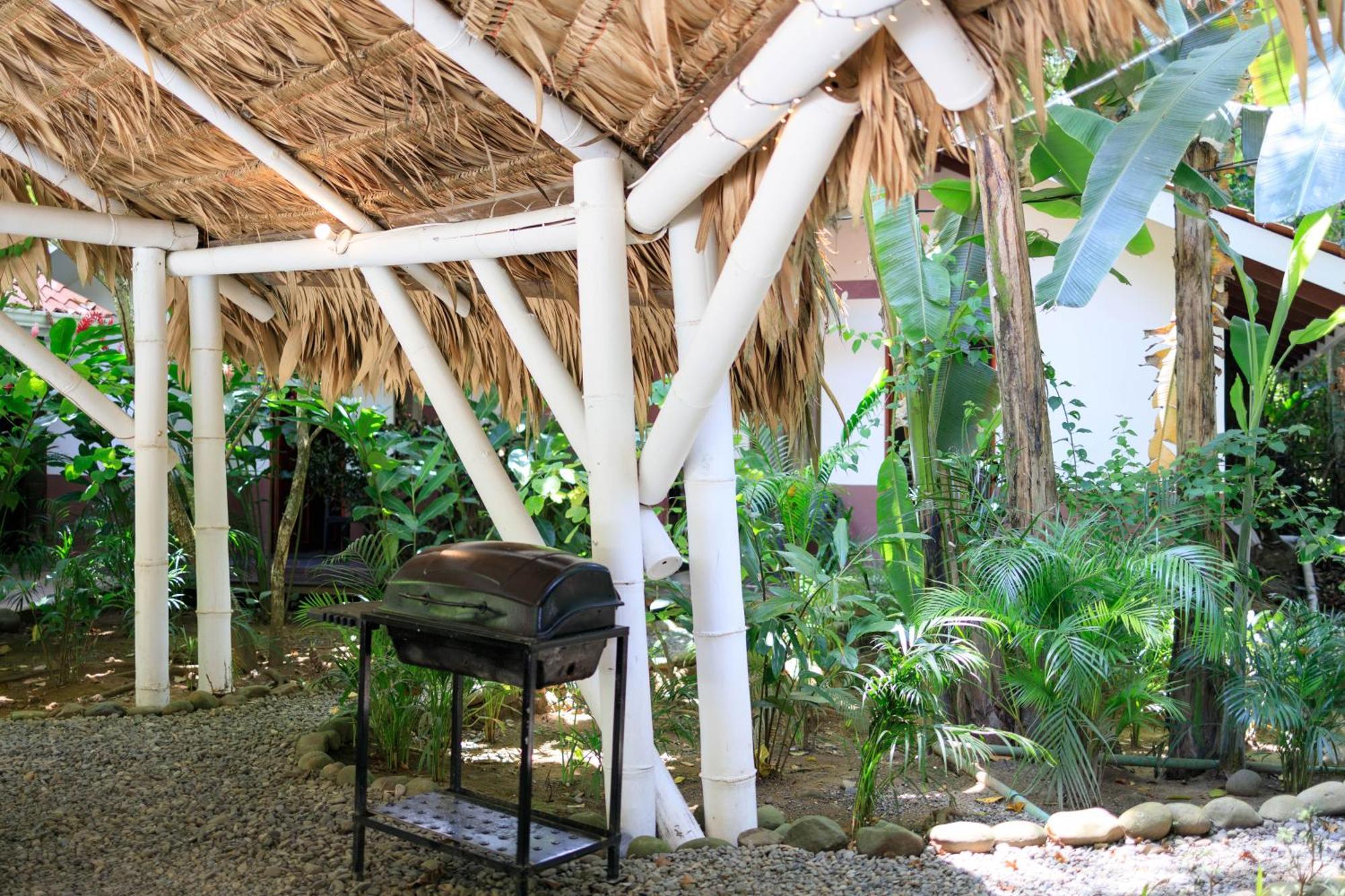 Bambutel Cocles Hotel Puerto Viejo de Talamanca Buitenkant foto