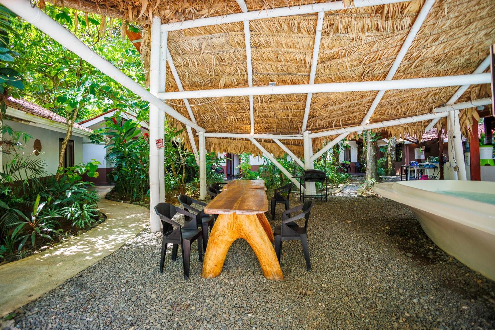 Bambutel Cocles Hotel Puerto Viejo de Talamanca Buitenkant foto