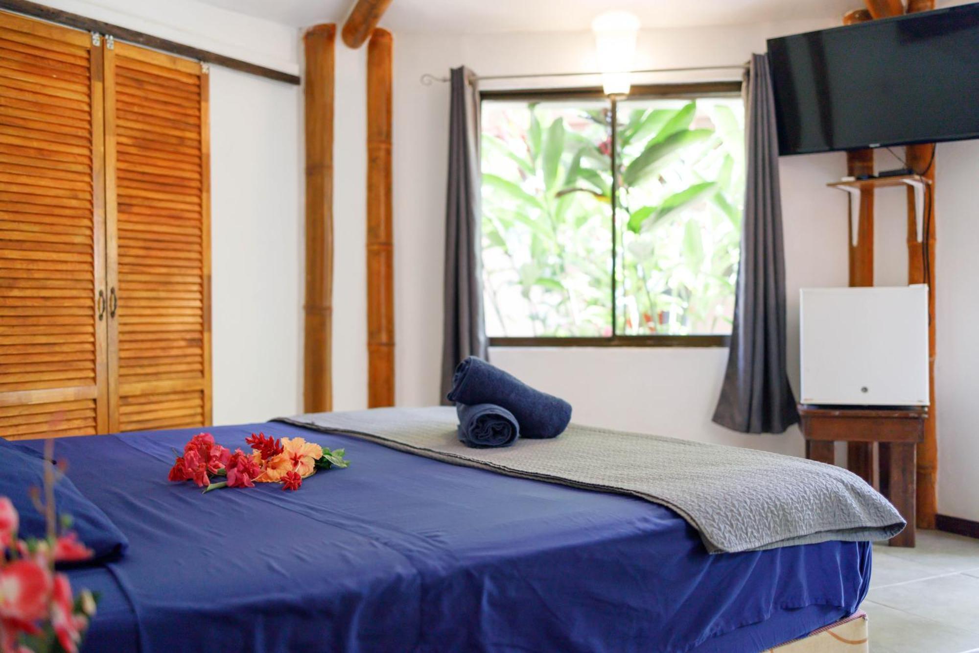 Bambutel Cocles Hotel Puerto Viejo de Talamanca Buitenkant foto